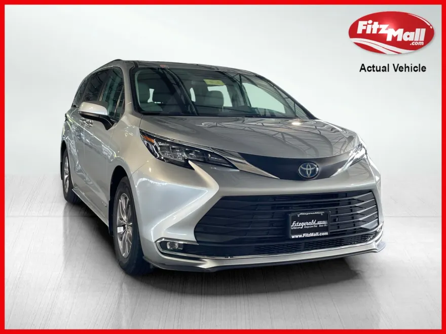 2021 Toyota Sienna XLE photo 1