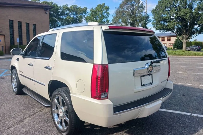 2007 Cadillac Escalade Luxury photo 1
