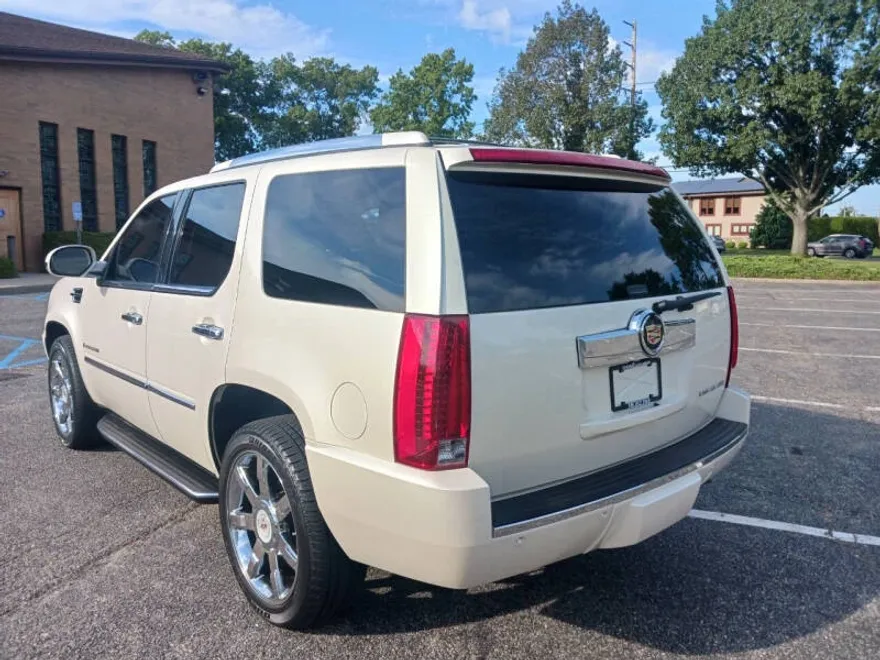 2007 Cadillac Escalade Luxury photo 1