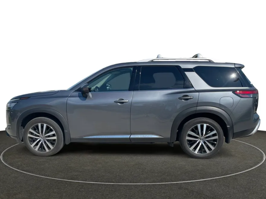 2024 Nissan Pathfinder Platinum photo 1