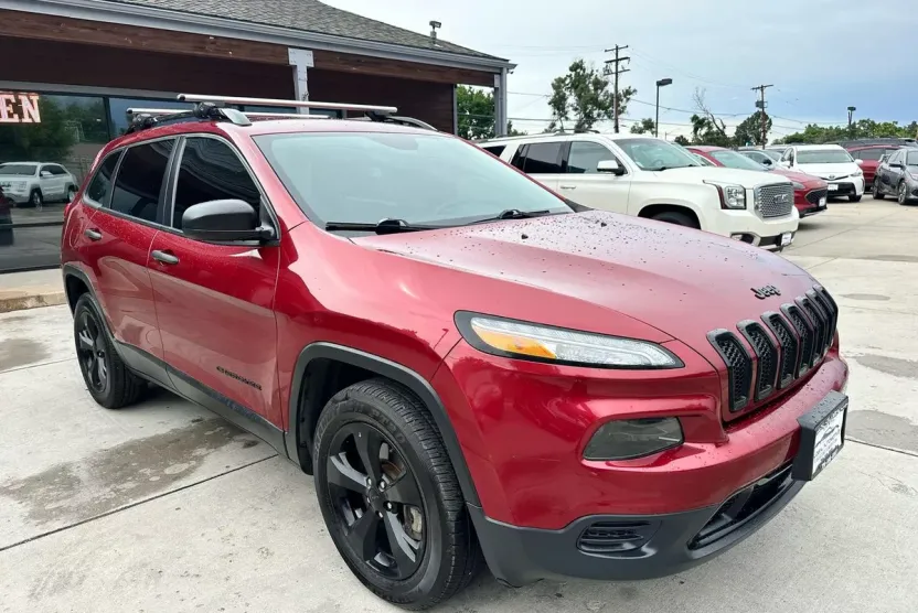 2017 Jeep Cherokee Sport photo 1