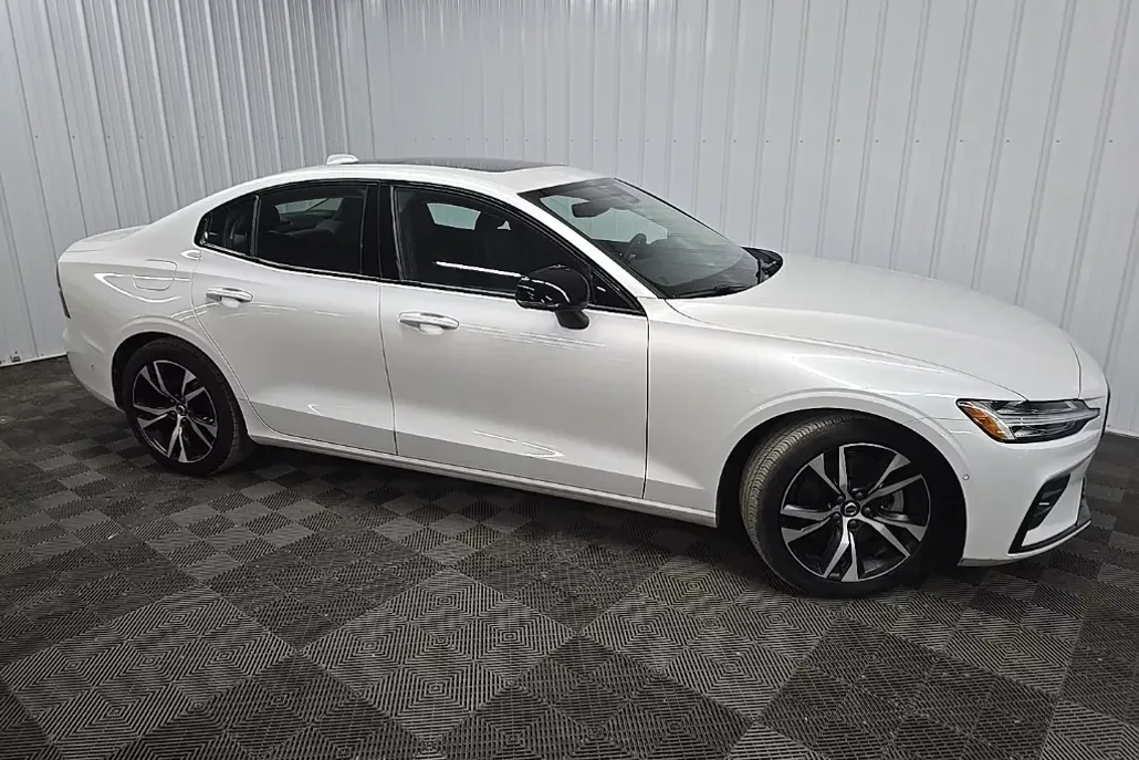 2024 Volvo S60 B5 Plus photo 1