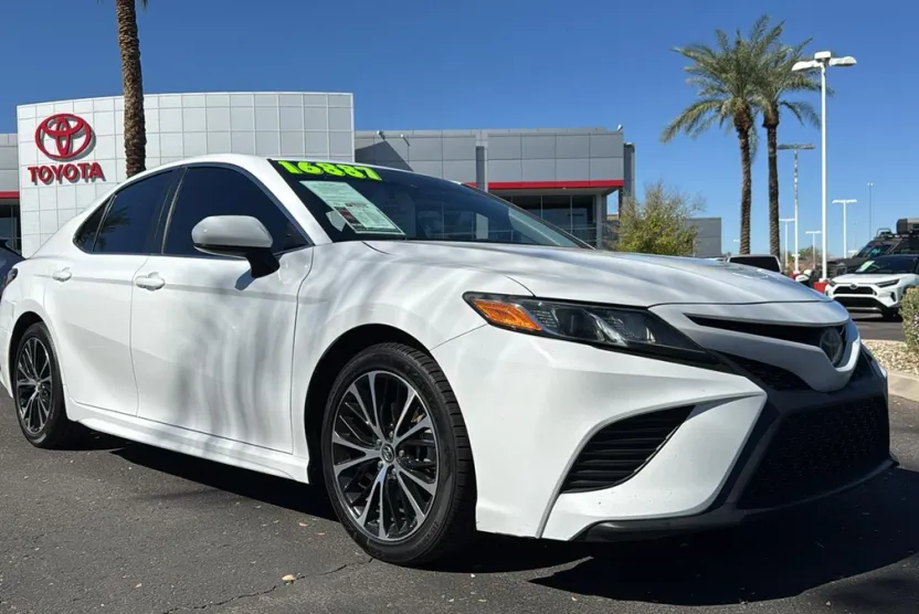 2018 Toyota Camry SE photo 1