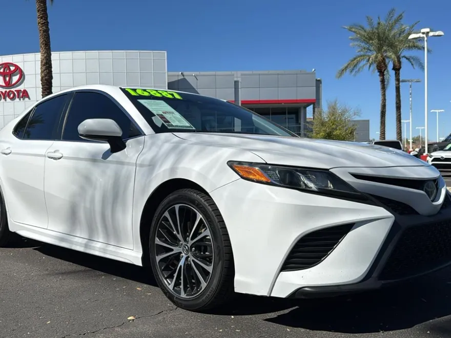 2018 Toyota Camry SE photo 1