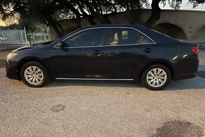 2012 Toyota Camry LE photo 1