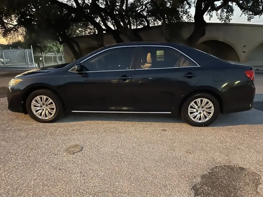 2012 Toyota Camry LE photo 1