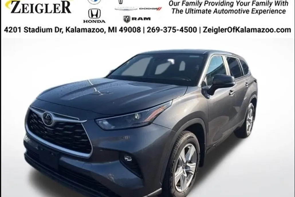 2024 Toyota Highlander Base photo 1