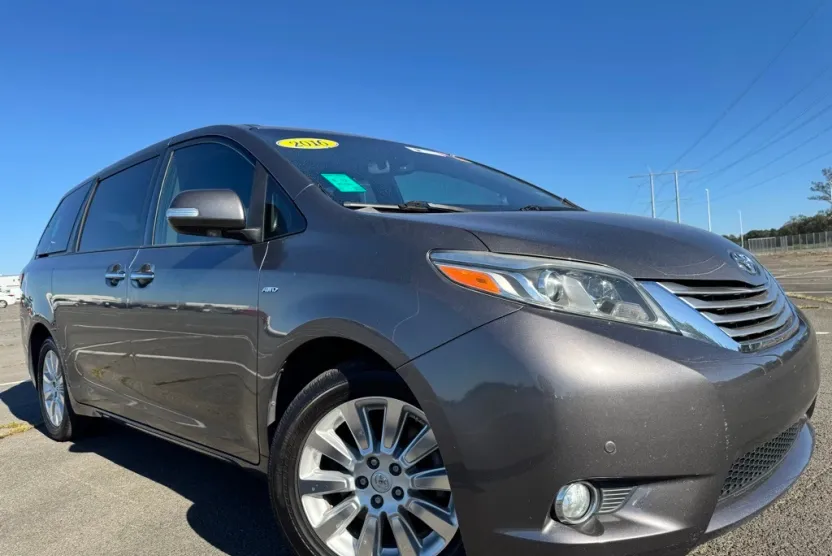 2016 Toyota Sienna Limited photo 1