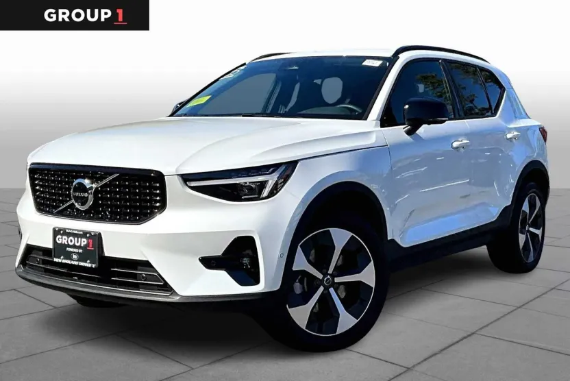 2025 Volvo XC40 Plus photo 1