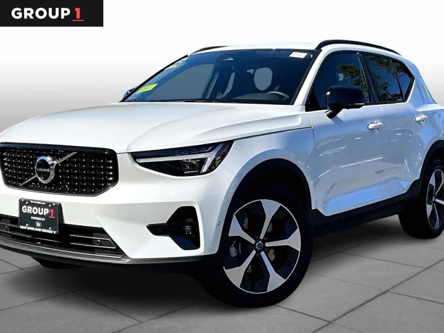 2025 Volvo XC40 Plus photo 1
