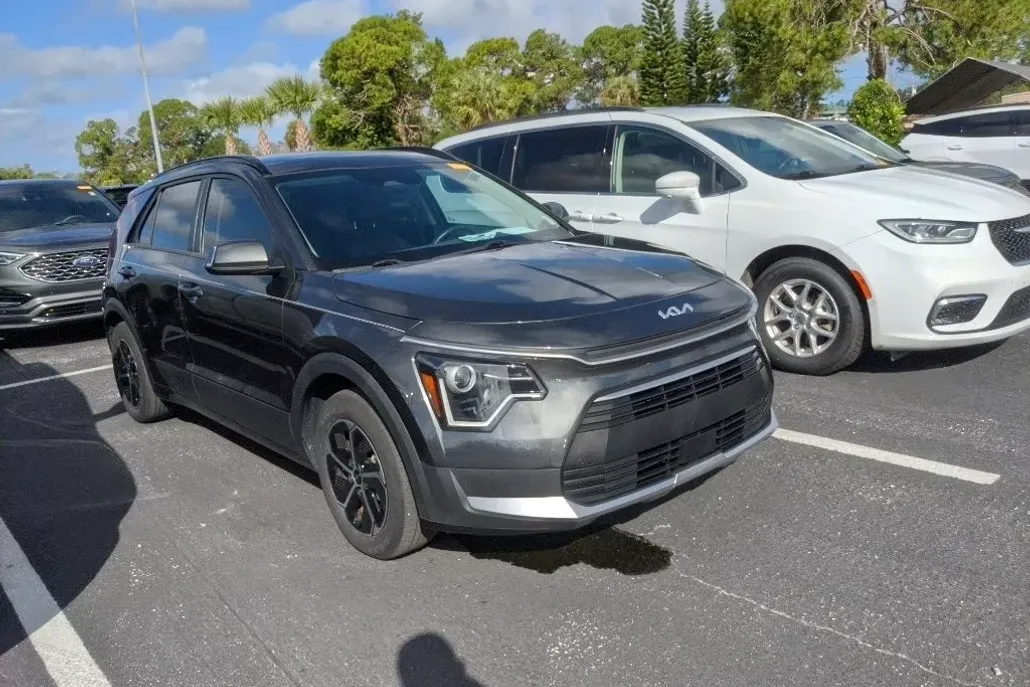 2023 Kia Niro EX photo 1