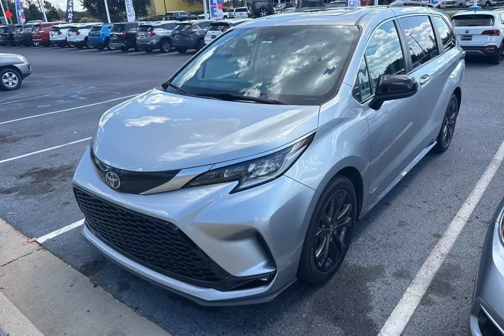 2021 Toyota Sienna XSE photo 1