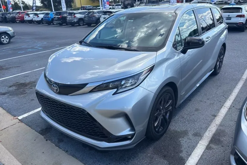 2021 Toyota Sienna XSE photo 1