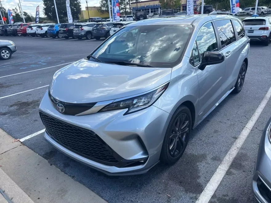 2021 Toyota Sienna XSE photo 1
