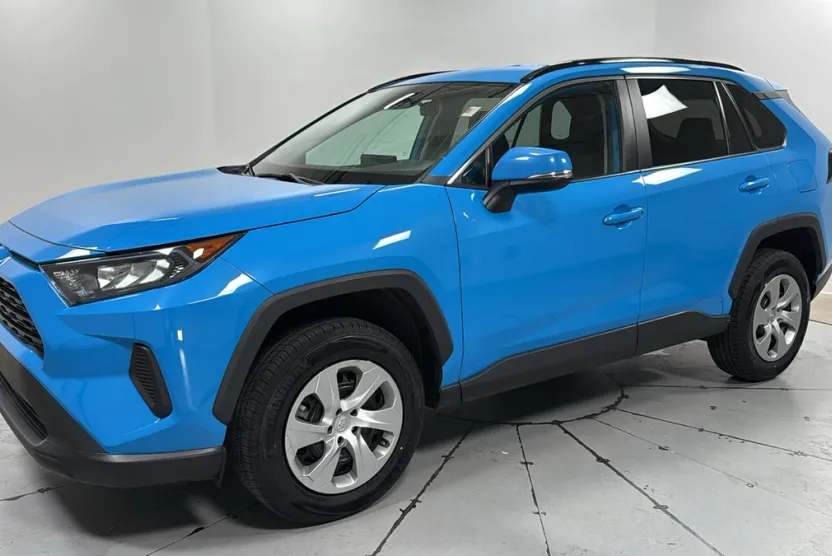 2021 Toyota RAV4 LE photo 1