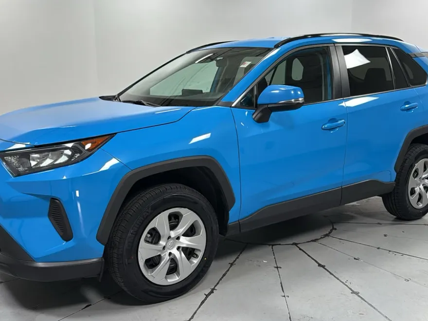 2021 Toyota RAV4 LE photo 1