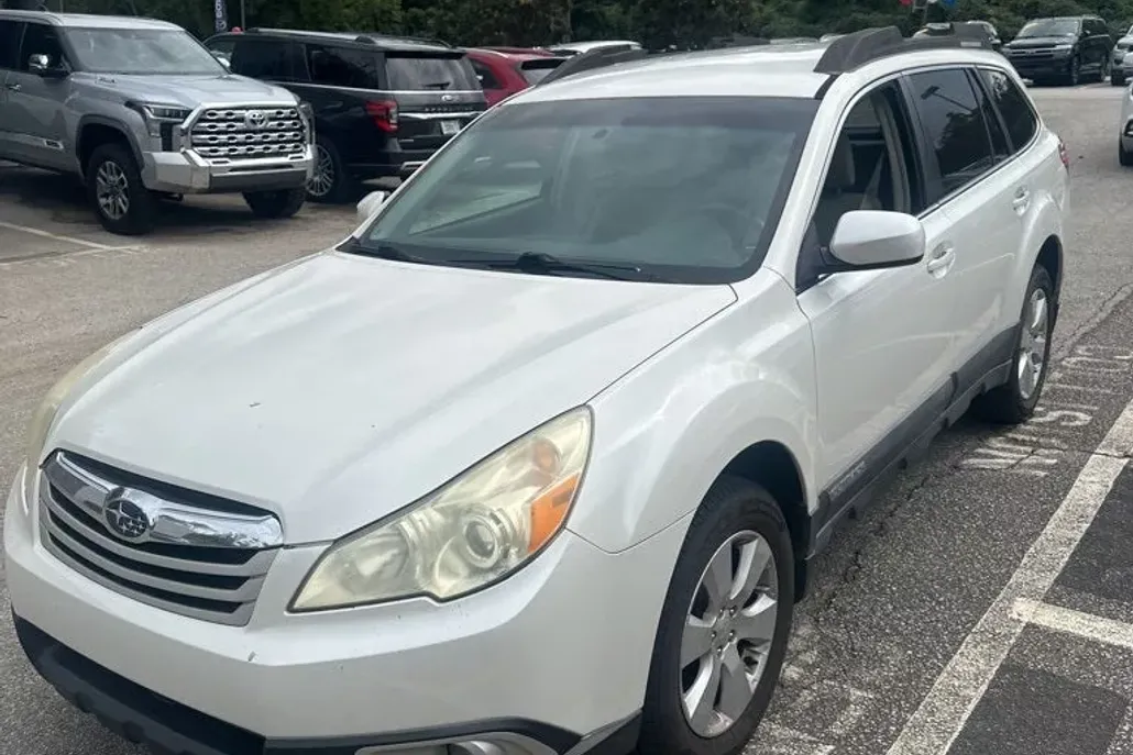 2011 Subaru Outback 2.5i Premium photo 1