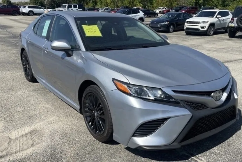 2018 Toyota Camry SE photo 1