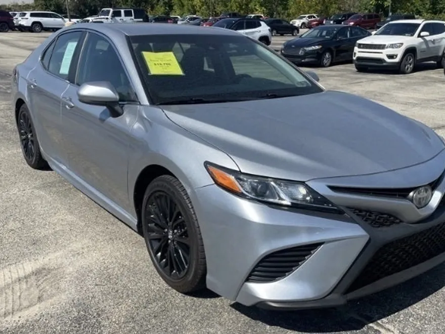2018 Toyota Camry SE photo 1