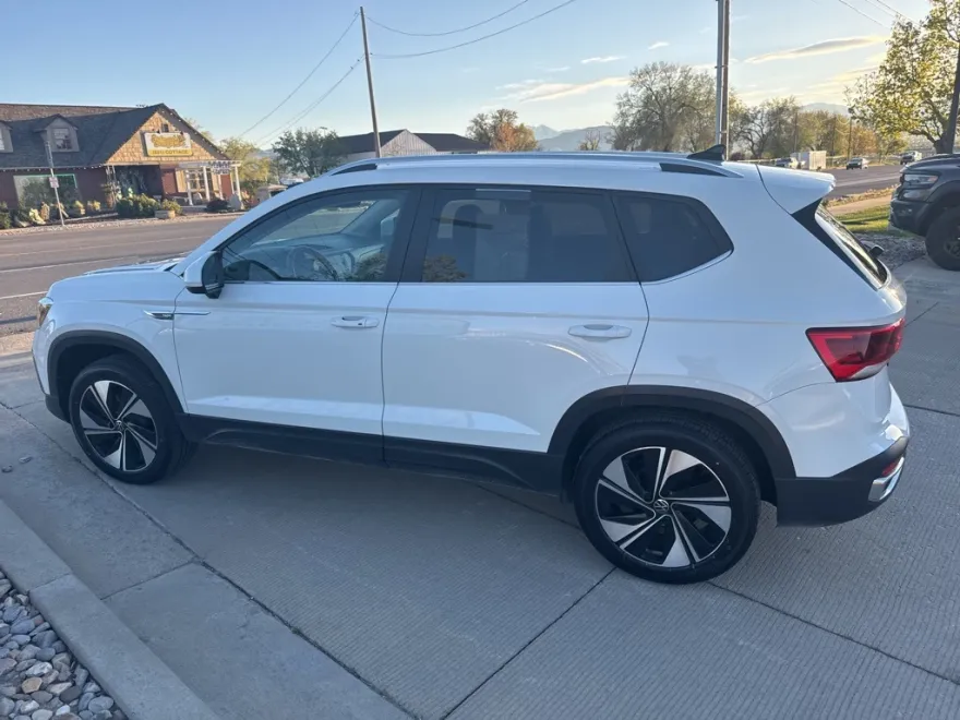 2024 Volkswagen Taos SE photo 4