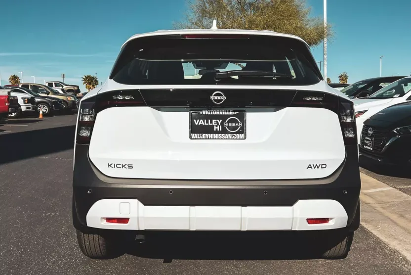 2025 Nissan Kicks S photo 1