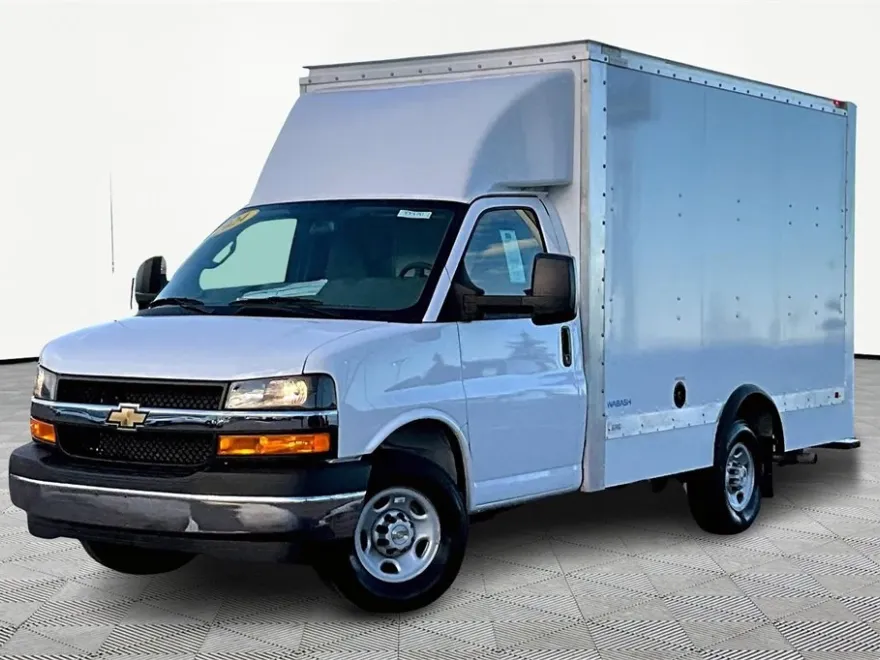2024 Chevrolet Express Cutaway 3500 photo 1