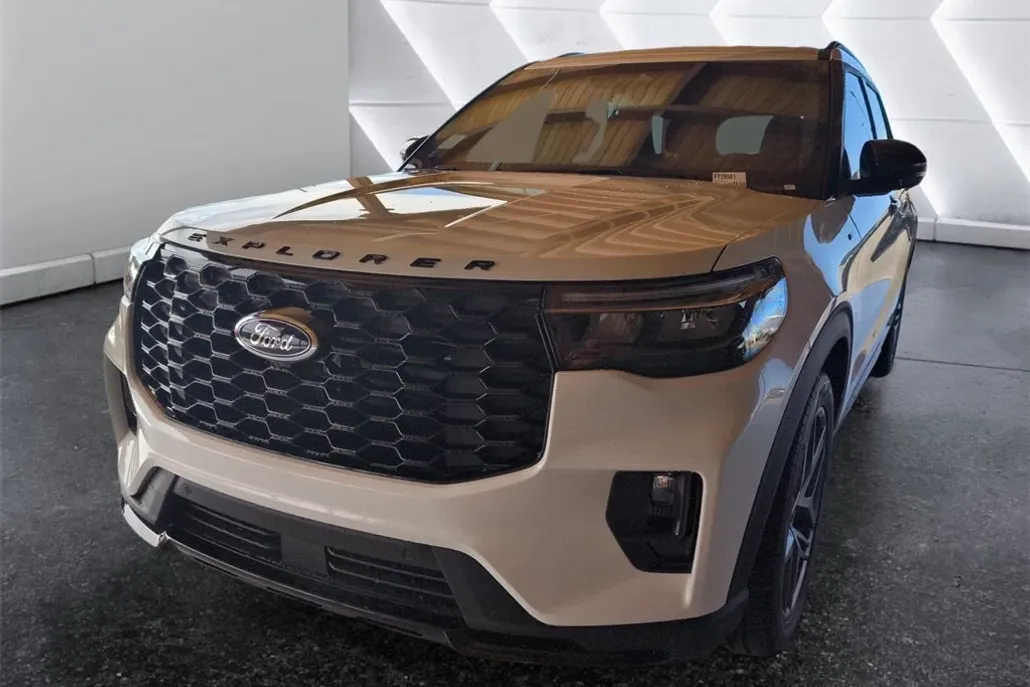 2025 Ford Explorer ST-Line photo 1