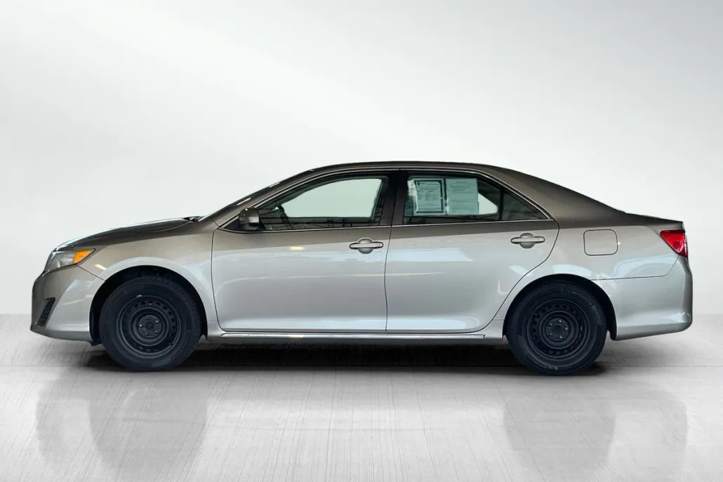 2014 Toyota Camry LE photo 1