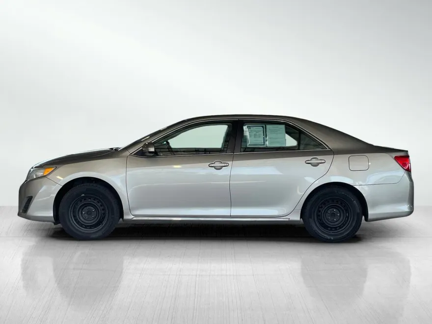 2014 Toyota Camry LE photo 1