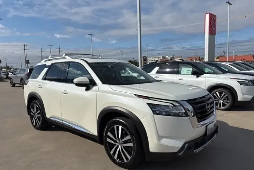 2023 Nissan Pathfinder Platinum photo 1