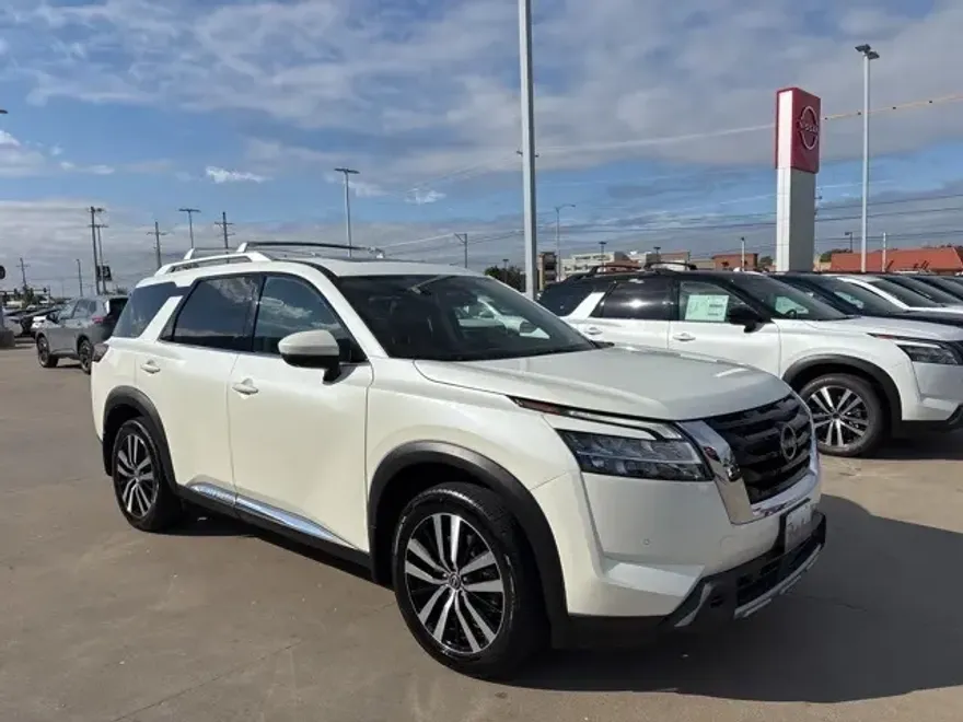 2023 Nissan Pathfinder Platinum photo 1