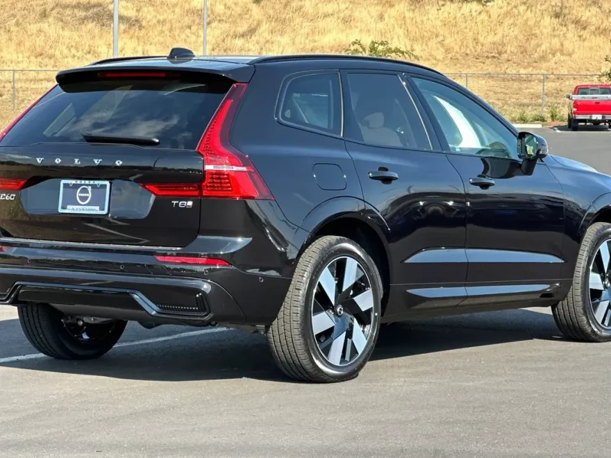 2025 Volvo XC60 Plus photo 1