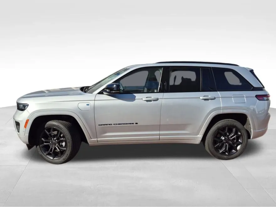 2023 Jeep Cherokee 4xe photo 1