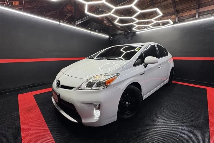 2014 Toyota Prius Four photo 1