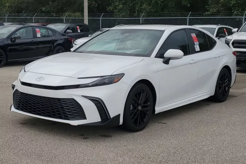 2025 Toyota Camry SE photo 1