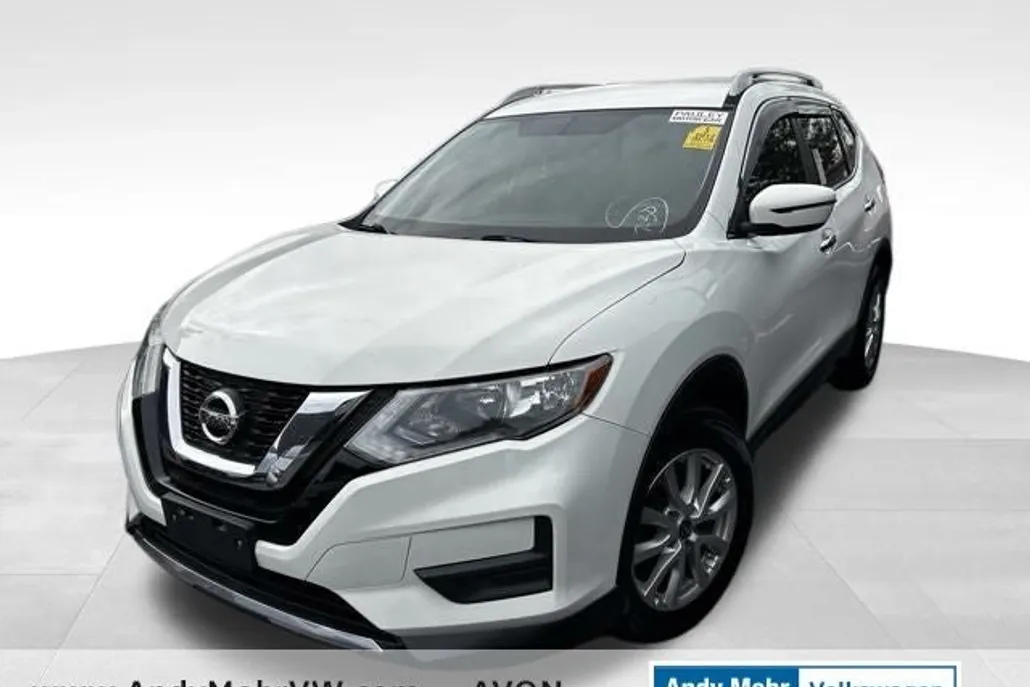 2017 Nissan Rogue SV photo 1