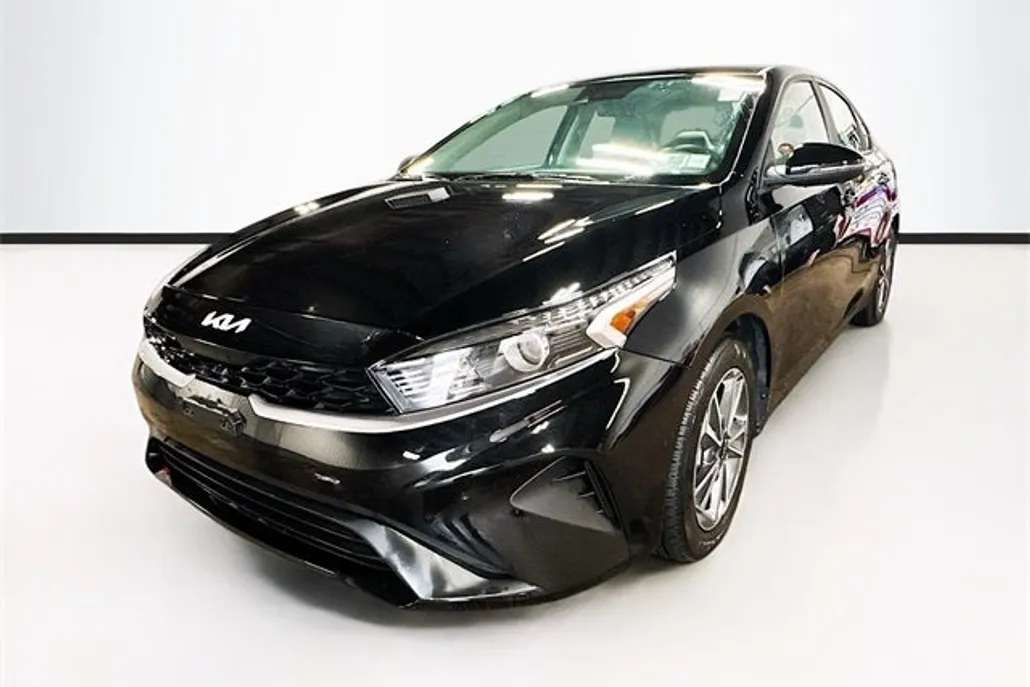 2023 Kia Forte LXS photo 1