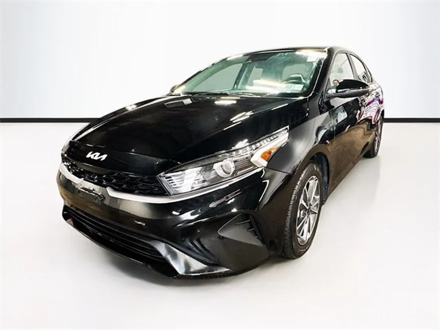 2023 Kia Forte LXS photo 1