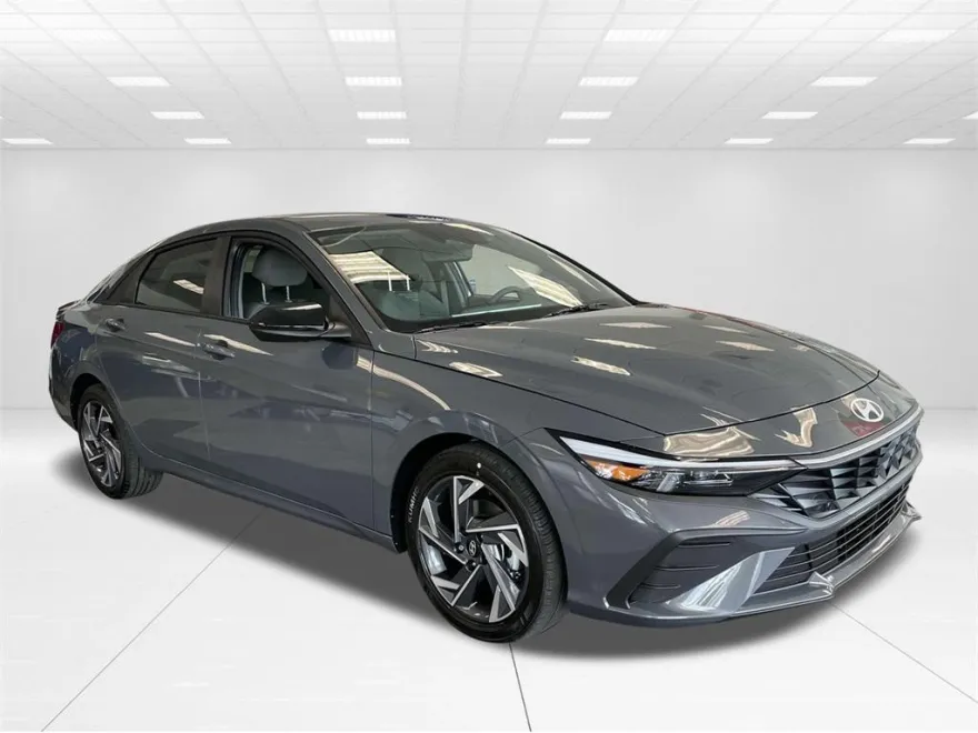 2025 Hyundai Elantra SEL Sport photo 1