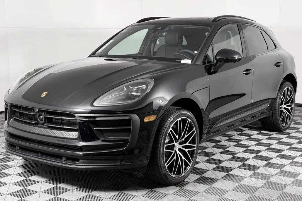 2025 Porsche Macan photo 1