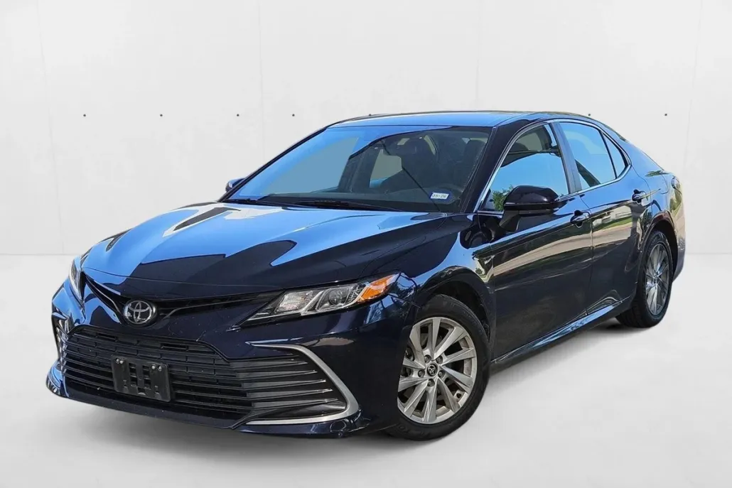 2022 Toyota Camry LE photo 1