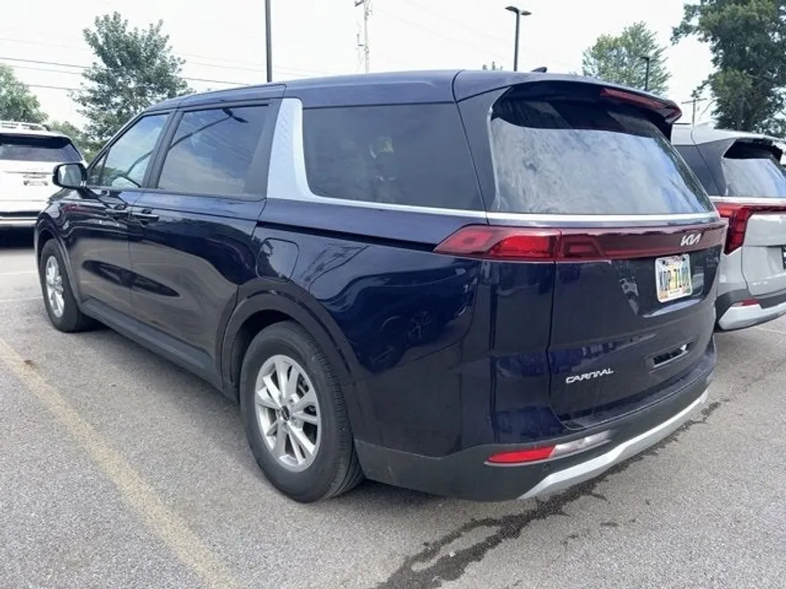 2024 Kia Carnival LX photo 1