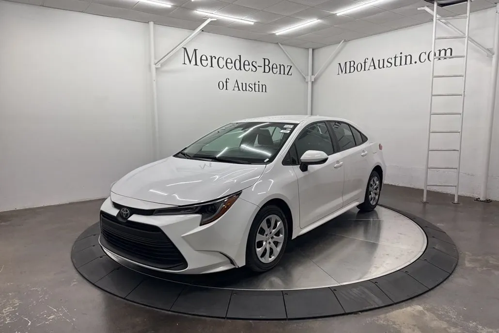 2023 Toyota Corolla LE photo 1