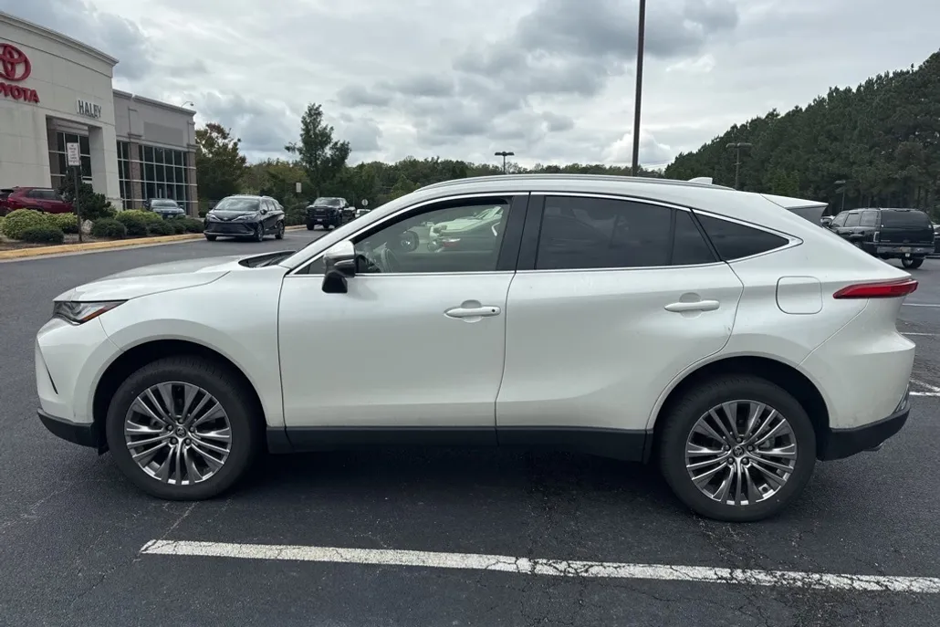 2022 Toyota Venza XLE photo 1