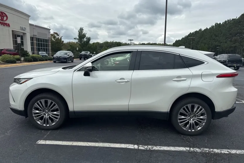 2022 Toyota Venza XLE photo 1