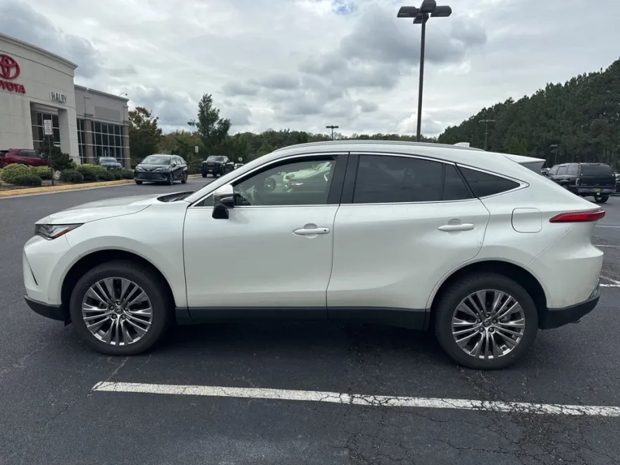 2022 Toyota Venza XLE photo 1