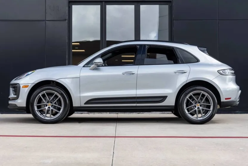 2025 Porsche Macan Base photo 1