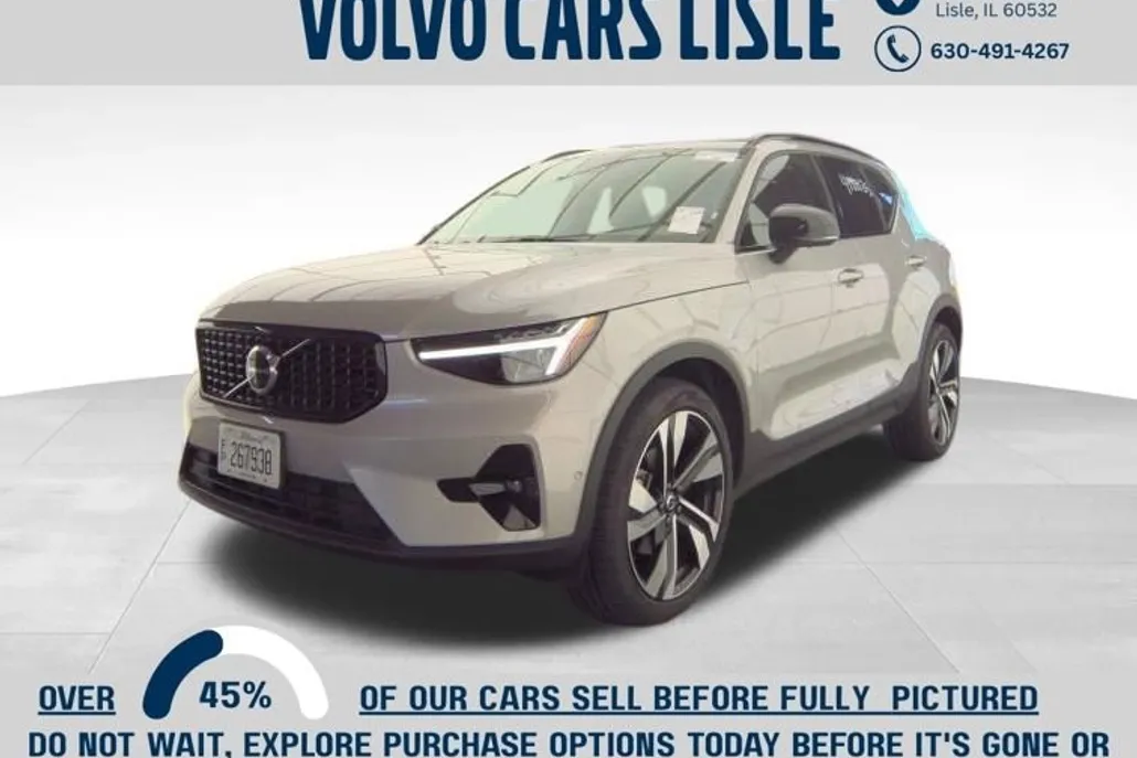 2023 Volvo XC40 Momentum photo 1