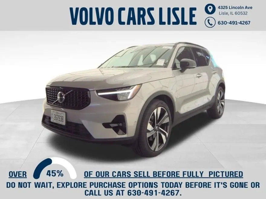 2023 Volvo XC40 Momentum photo 1