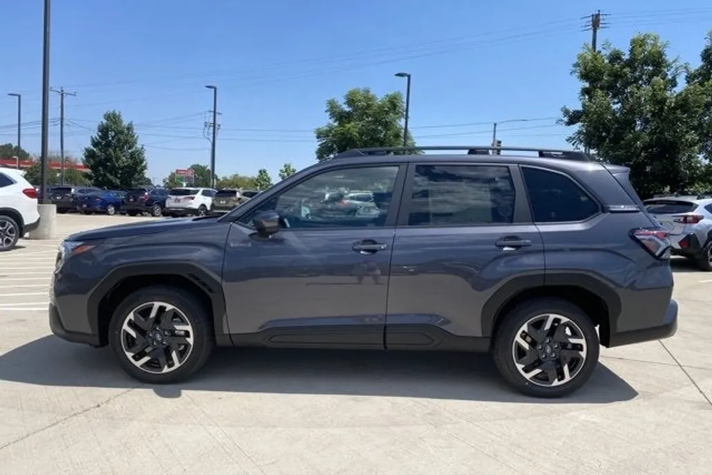2025 Subaru Forester Premium photo 1